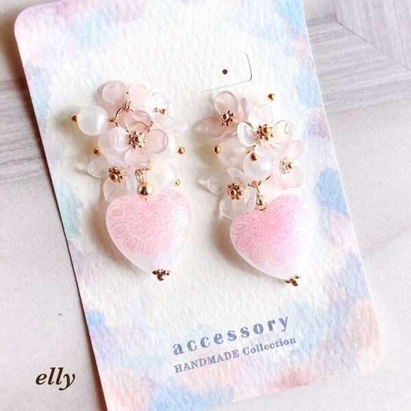 ハンドメイド 塗装/ペイント 手染めビーズ ハート フラワー ホワイトピンク ピアス イヤリング