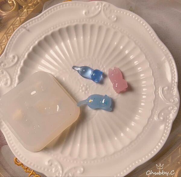 ネコシリコンモールド 3匹 アクセサリーチャーム ぷっくり レジン 可愛い 猫 肉球 モールド パーツ