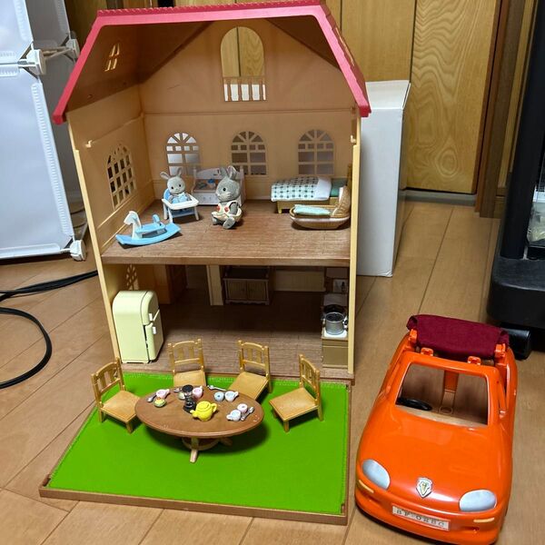 シルバニアファミリー 3階建てのおしゃれなお家とオープンカー