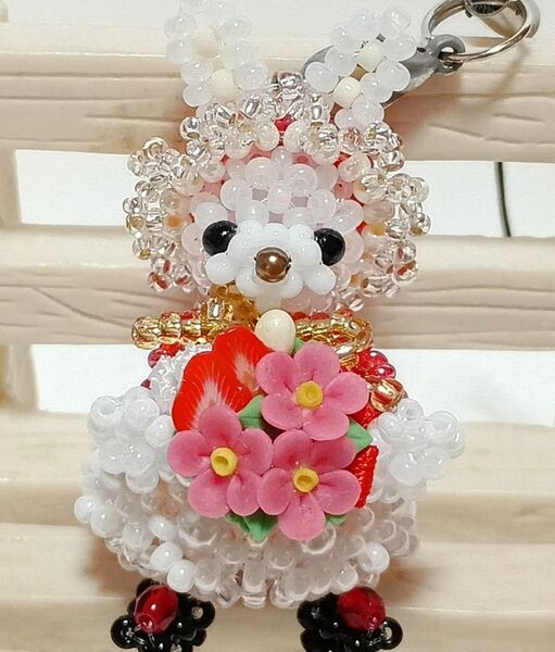254.うさぎちゃん 小花のフルーツブーケ 苺 樹脂粘土 ビーズ ハンドメイド ストラップ