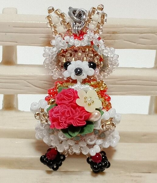 246.うさぎちゃん カーネーションブーケ 赤 樹脂粘土 ビーズ ハンドメイド ストラップ