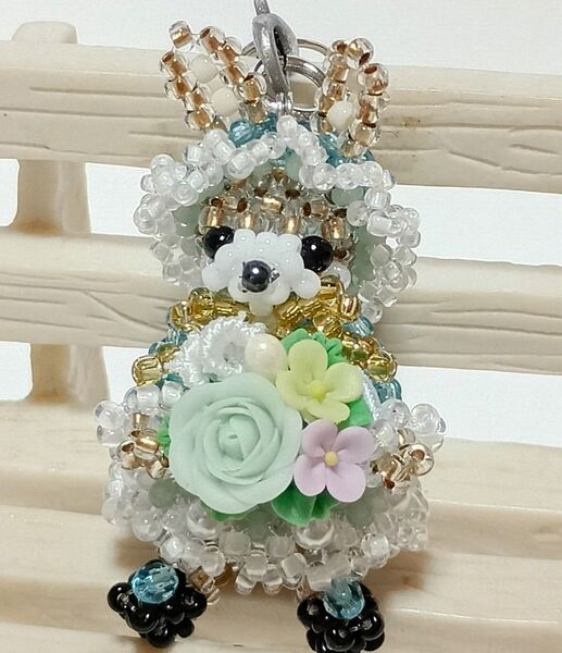 251.うさぎちゃん 薔薇と小花のアレンジブーケ 樹脂粘土 ビーズ ハンドメイド ストラップ