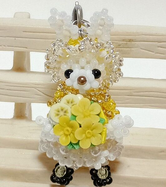257.うさぎちゃん 小花のフルーツブーケ バナナ 樹脂粘土 ビーズ ハンドメイド ストラップ