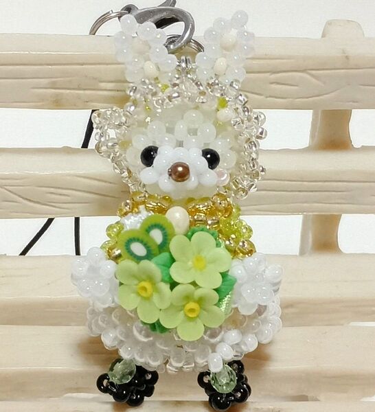 258.うさぎちゃん 小花のフルーツブーケ キウイ 樹脂粘土 ビーズ ハンドメイド ストラップ
