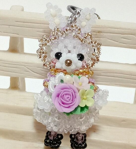 252.うさぎちゃん 薔薇と小花のアレンジブーケ 樹脂粘土 ビーズ ハンドメイド ストラップ