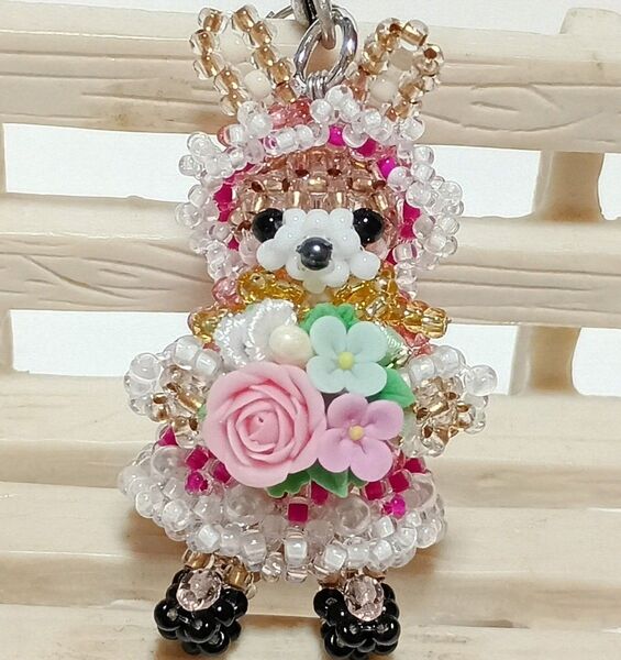 250.うさぎちゃん 薔薇と小花のアレンジブーケ 樹脂粘土 ビーズ ハンドメイド ストラップ