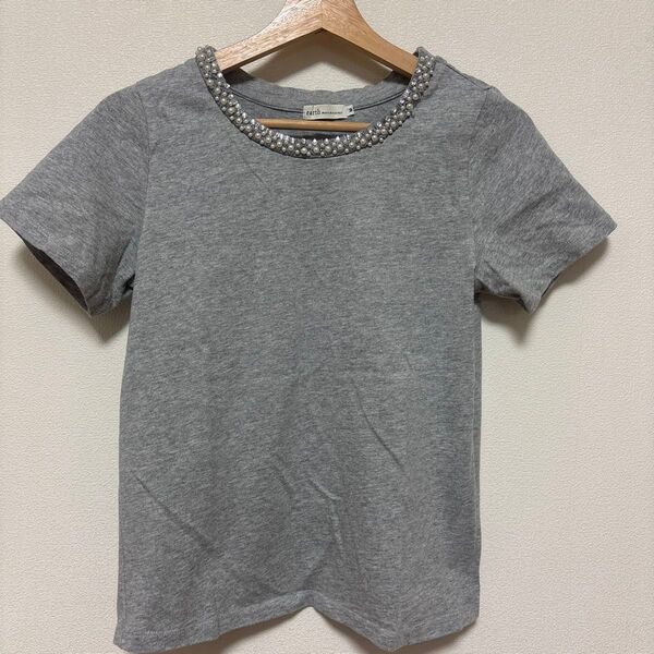 earth music&ecology ビーズ付きTシャツ グレー