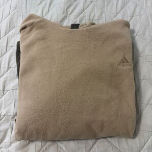 adidas フリースパーカー ベージュ/オリーブ