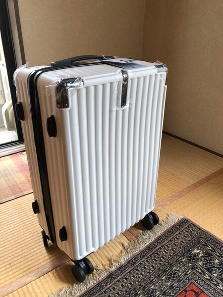 ス-ツケ-ス白色、アルミ、軽く、丈夫、新品、未使用 スーツケース