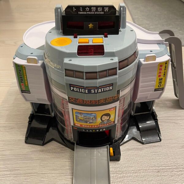 ぐるっと変形!DX ポリスステーション タカラトミー