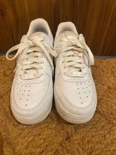 NIKE AIR FORCE 1 白スニーカー