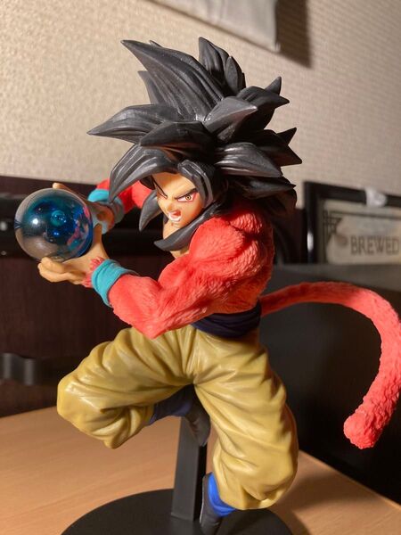 【ドラゴンボールフィギュア】ドラゴンボールGT孫悟空スーパーサイヤ人4 ※かめはめ波ボール付き