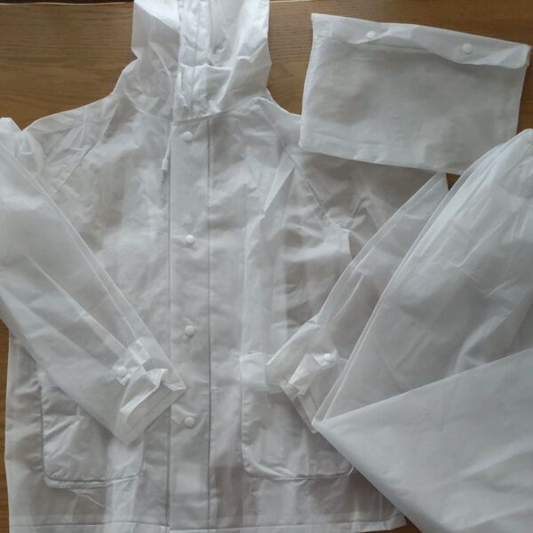LOGOS。ロゴス。レインウェア上下セット。収納袋あり。サイズ130。雨合羽。梅雨対策!リュックランドセル対応。レインコート。
