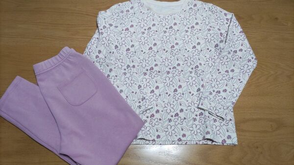 ユニクロ。UNIQLO。エアリズム。パジャマ。ルームウェア。長袖。上下セット。サイズ130。ピンク。花柄。フラワー。女の子。