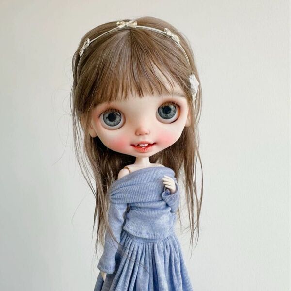 ネオブライス 水色オフショルダー服