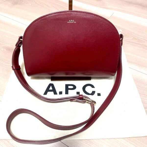 A.P.C. ハーフムーンバッグ ショルダーバッグ レッド