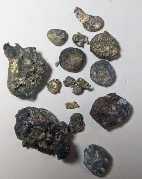 実験で出来た未精錬の金属塊