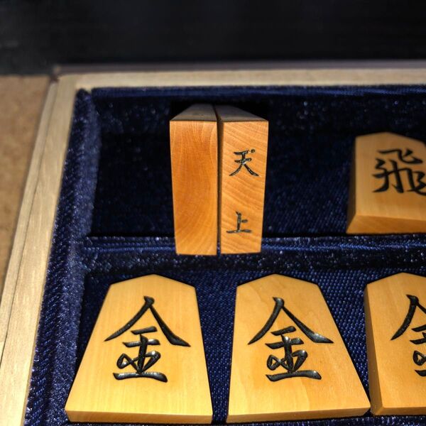 天上作・一字彫・黄楊将棋駒・本砥ぎ仕上カスタマイズ作品・角箱入り★金蘭駒袋付き