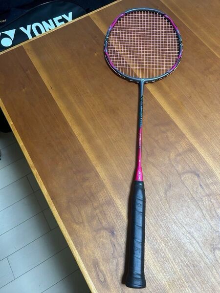 【美品】YONEX アークセイバー1バドミントンラケット YONEX強チタン ピンク ケース付き