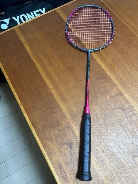 【美品】YONEX アークセイバー1バドミントンラケット YONEX強チタン ピンク ケース付き