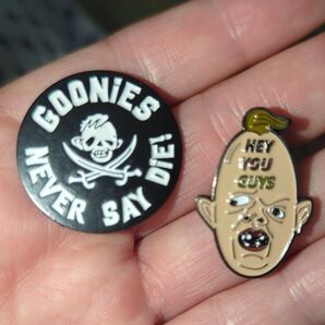 グーニーズ ピンズ ピンブローチ ピンバッジ ブローチ 2点 スロース ロゴ The Goonies