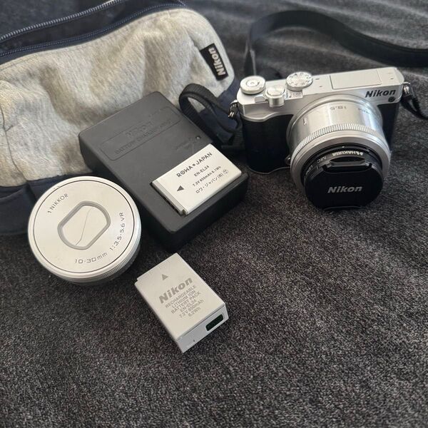 22日までNikon 1 J5 ミラーレス一眼 10-30mm レンズ 単焦点レンズ シルバー