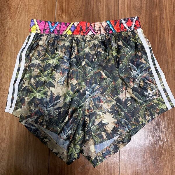 新品同様 美品 アディダスadidas アディダス ランニングパンツ スポーツウエア パンツ M ショートパンツ 総柄 マラソン