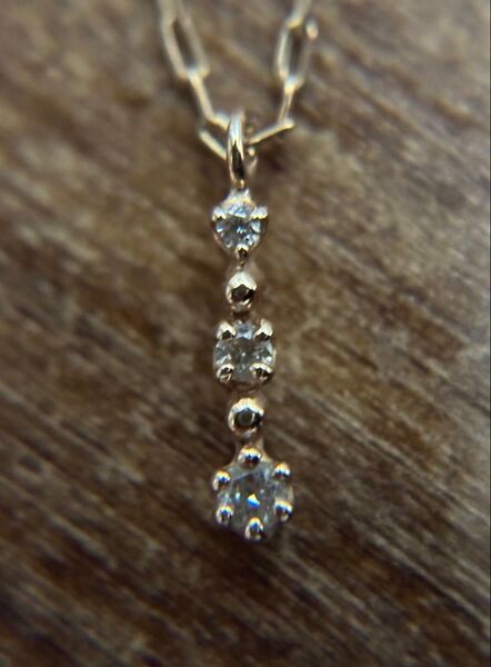 ノジェス k10 YG 0.03ct 3連ダイヤネックレス 美品!