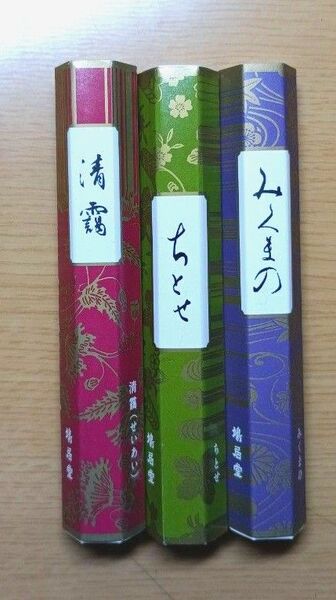 線香、鳩居堂三種類です。1束50本前後入っております。
