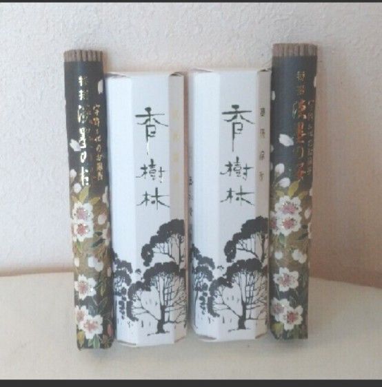 線香、お香、日本香堂特撰淡墨の桜2束、玉初堂香樹林2箱です。