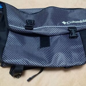 Columbia コロンビア メッセンジャーバッグ メトラー Metler PU1165 Black Metal ショルダーバッグ