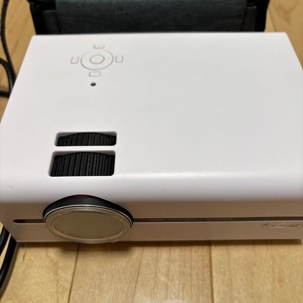 YABER V5 プロジェクター 小型 家庭用プロジェクター動作確認済み三脚なしリモコンなし ホームシアター プロジェクター