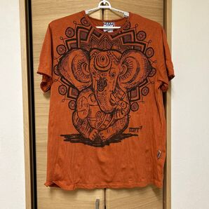 sure 象プリント エスニック風オレンジ Tシャツ