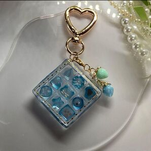 シャカシャカキーホルダー(レジンチョコレートBOX) クリア ブルー