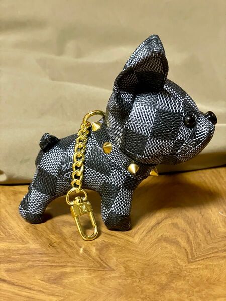 ルイヴィトン 犬 キーホルダー バックチャーム
