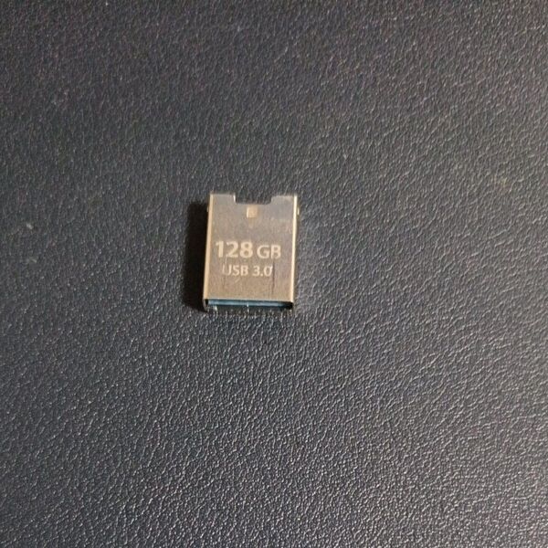TOSHIBA USBメモリ 128GB 動作確認済みジャンク