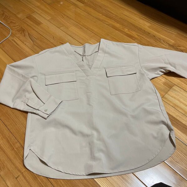 GU きれいスタイル Vネックトップス ベージュ ポケット付き