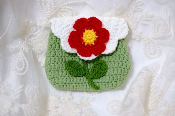【ハンドメイド】かぎ編み ポーチ 白 グリーン 花 レトロ 編み物 小物入れ