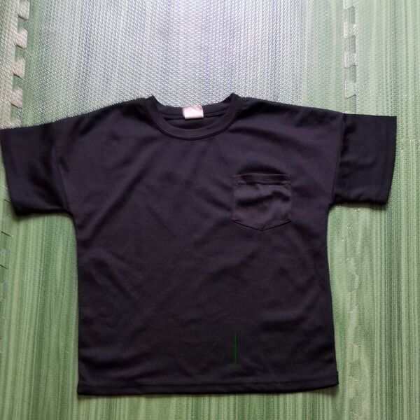黒Tシャツ ポケット付き シンプル