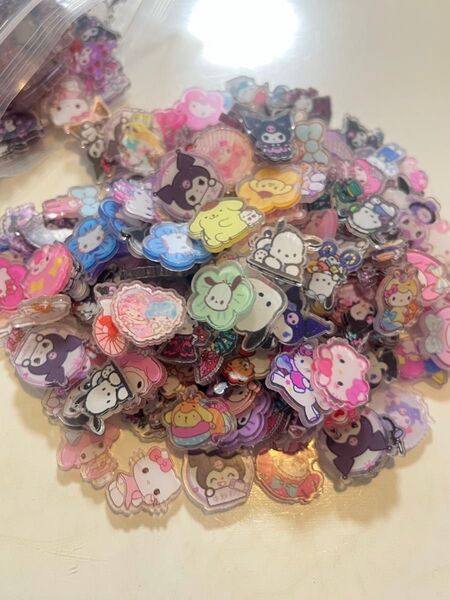 セール アクリルパーツ2cm ランダム30枚 アクセサリー ハンドメイドパーツ サンリオ