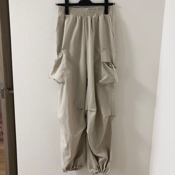 パラシュートパンツ カーゴパンツ カジュアル 裾 ゴム 楽 作業 スポーツ ベージュ クリーム アイボリー 未使用 ウエストゴム
