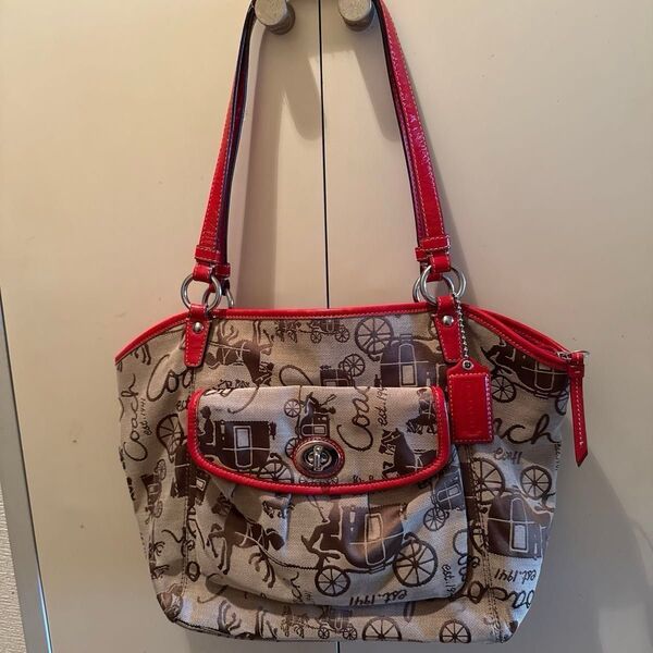 コーチ バッグ 馬車柄 赤 COACH トートバッグ キャンバス 肩掛け可能 ファスナー閉じできます