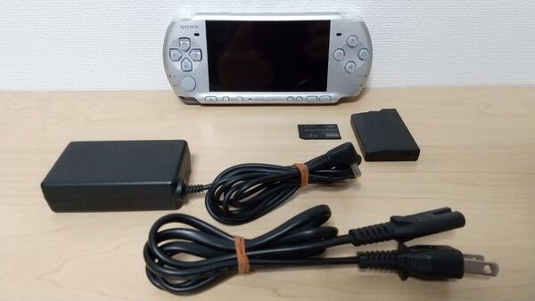 SONY PSP-3000 ミスティック・シルバー 完動品 充電器 & 純正バッテリー & メモステ2GB 付属