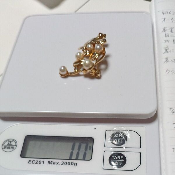 孔雀クジャクゴールドカラーブローチ。アクセサリー。オークション商品。ノーブランド。綺麗です。(^-^)/