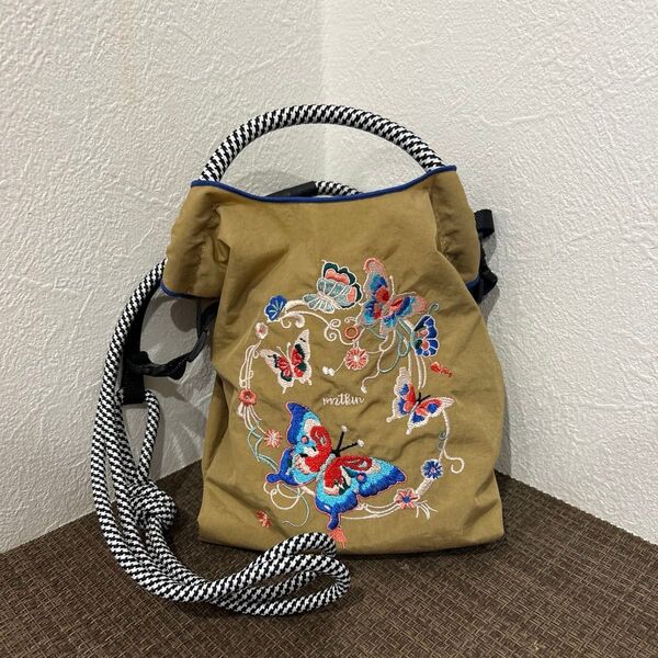 刺繍 巾着ショルダーバッグ ミニバッグ 蝶々 ベージュ ミニトート サコッシュ ショルダー 散歩バッグ 軽量《新品》