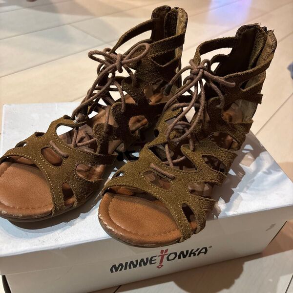 MINNETONKA ミネトンカ レースアップサンダル ブラウン
