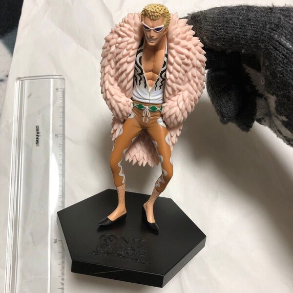 D2. フィギュア ドンキホーテ・ドフラミンゴ「ワンピース」DX王下七武海フィギュアvol.1 ONE PIECE dxf