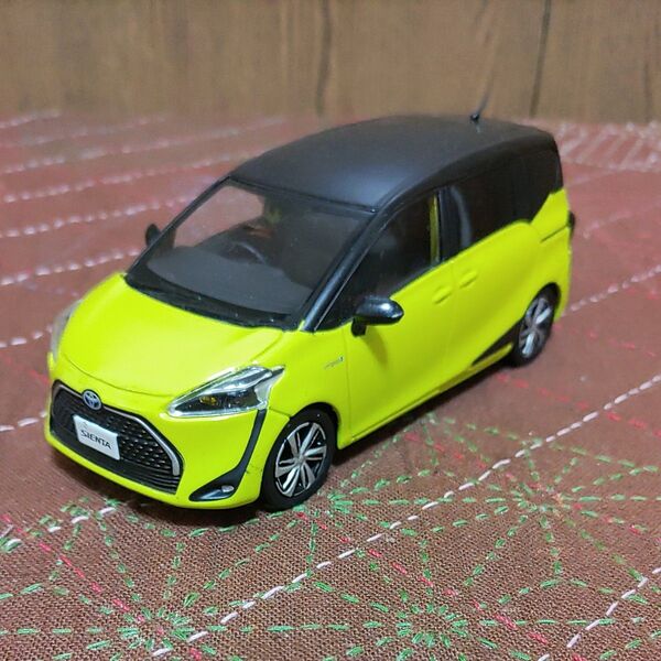 非売品 トヨタ シエンタ カラーサンプル 1/30 ミニカー ブラックマイカ×エアーイエロー