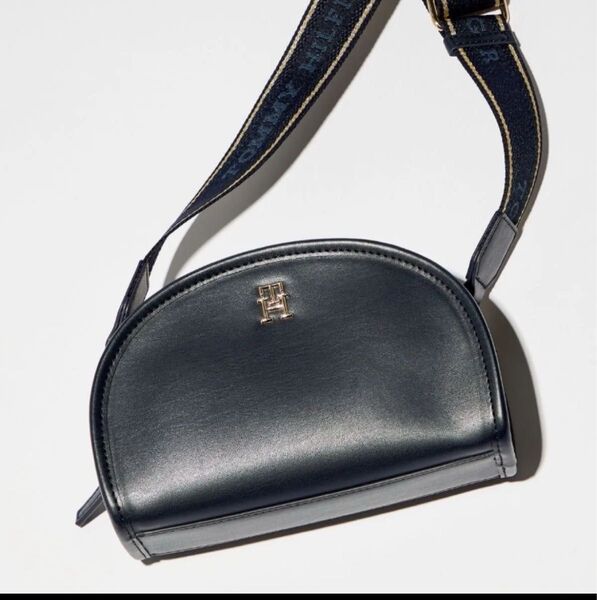 TOMMY HILFIGER ハーフムーンショルダー