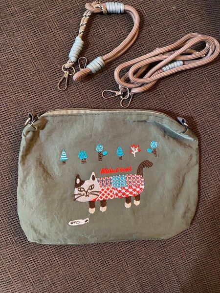 猫ちゃん刺繍のボディバック 新品 グリーン